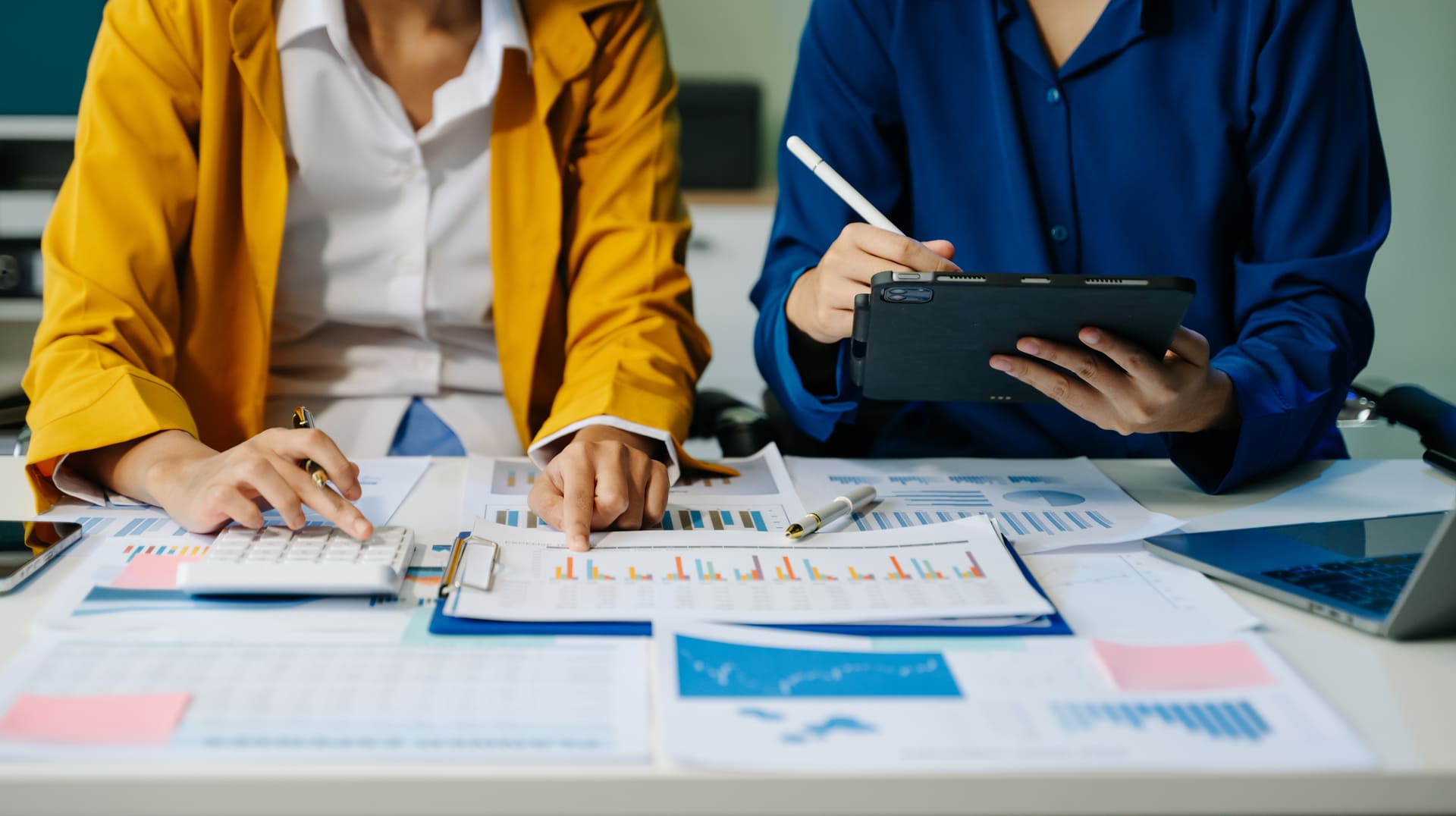Audit de positionnement : un levier stratégique pour améliorer votre visibilité 1 Deux personnes en pleine réflexion sur un audit de positionnement.