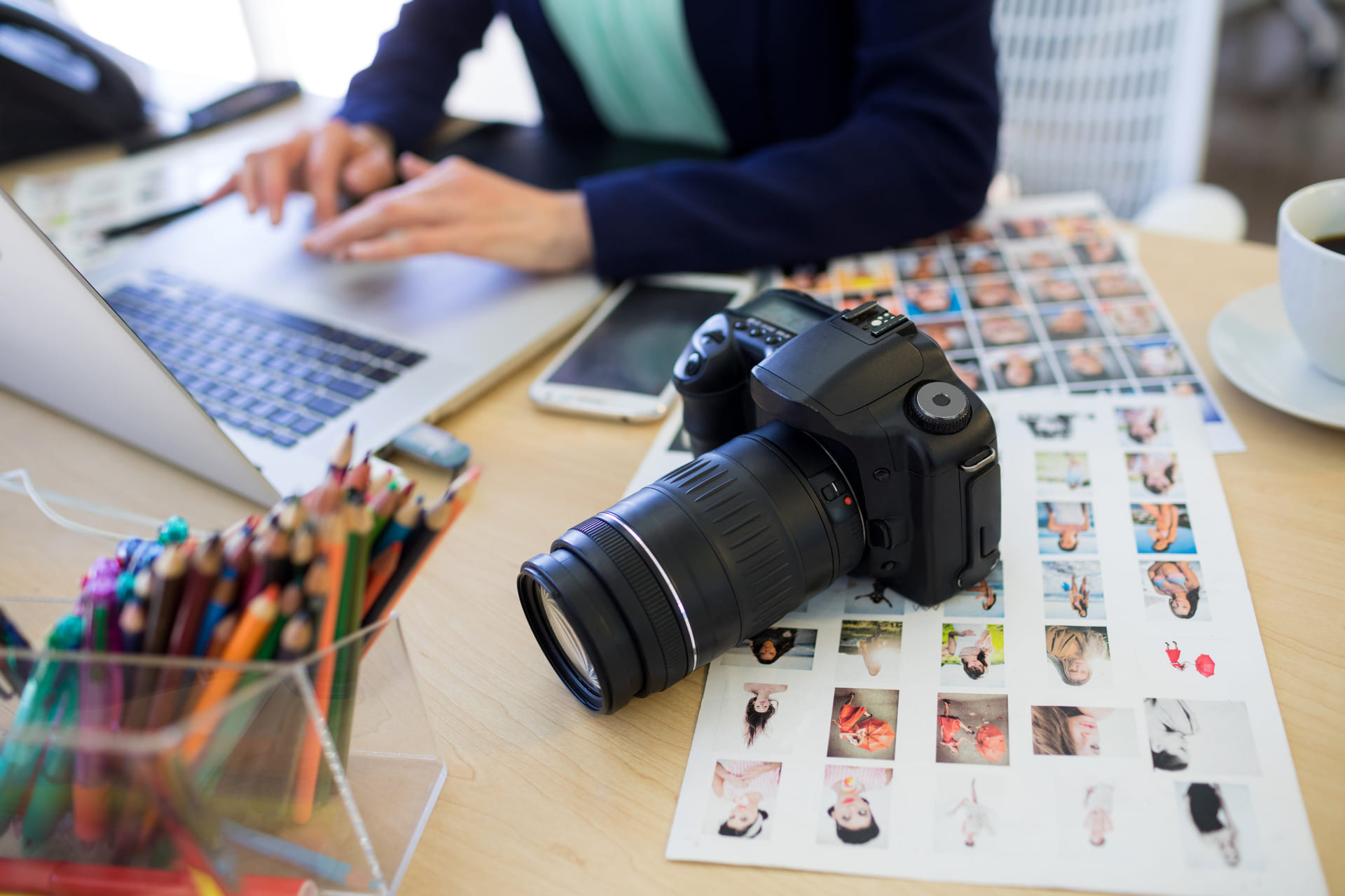 Un membre de l'équipe Révélations qui regarde les photos du shooting car il est photographe entreprise